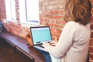 gallery/laptop lady